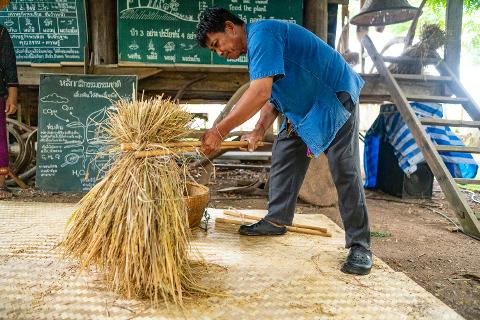 Discova_Educational_Travel___Kok_Na_Sai_Rice_Threshing_by_Discova_Thailand__24_