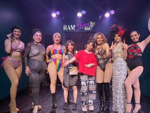 Chiang Mai: Ladyboy Cabaret – Stories, Dinner and Sparkle