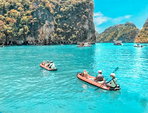 Sea_Canoes_at_Hong_Island