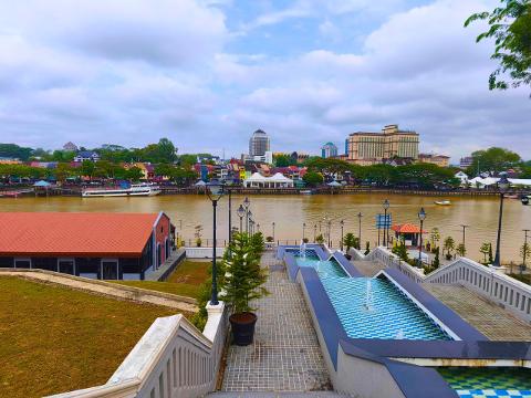 Water_Cascade_facing_Sarawak_River