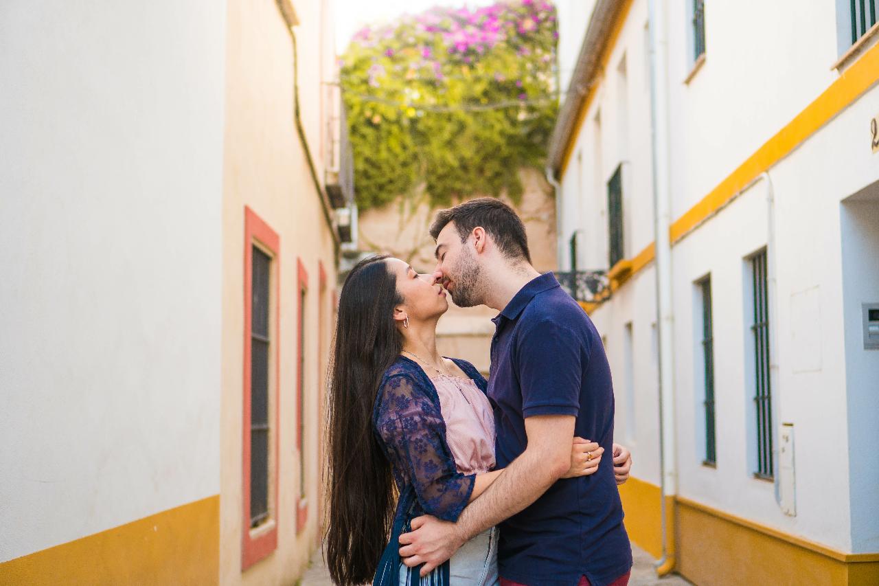 Seville: Professional photoshoot at Santa Cruz Quarter (Premium)