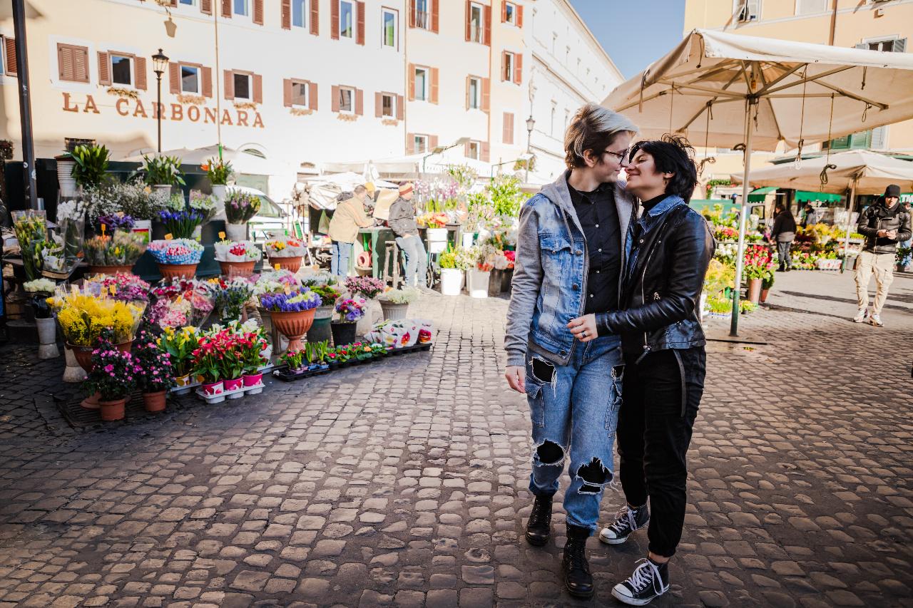 Rome: Professional photoshoot in Trastevere (VIP)