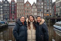 Amsterdam: Professional photoshoot at Damrak (Premium)