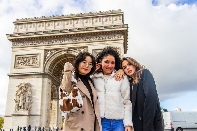 Paris: Professional photoshoot at Arc de Triomphe (VIP)