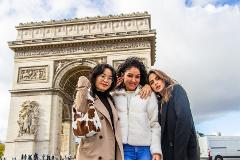 Paris: Professional photoshoot at Arc de Triomphe (VIP)