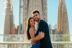 Barcelona: Private Rooftop Photoshoot with Sagrada Familia (Standard)