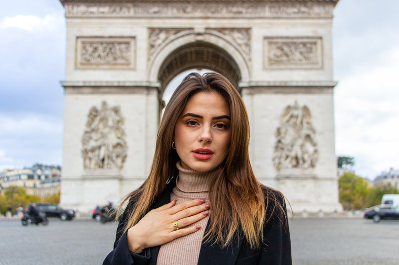 Paris: Professional photoshoot at Arc de Triomphe (Premium Express)