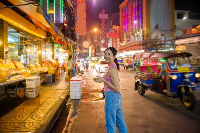 Bangkok: Professional photoshoot at Chinatown (Yaowarat) (VIP)