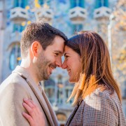 Barcelona: Professional photoshoot in front of Casa Batlló & La Pedrera (Premium)