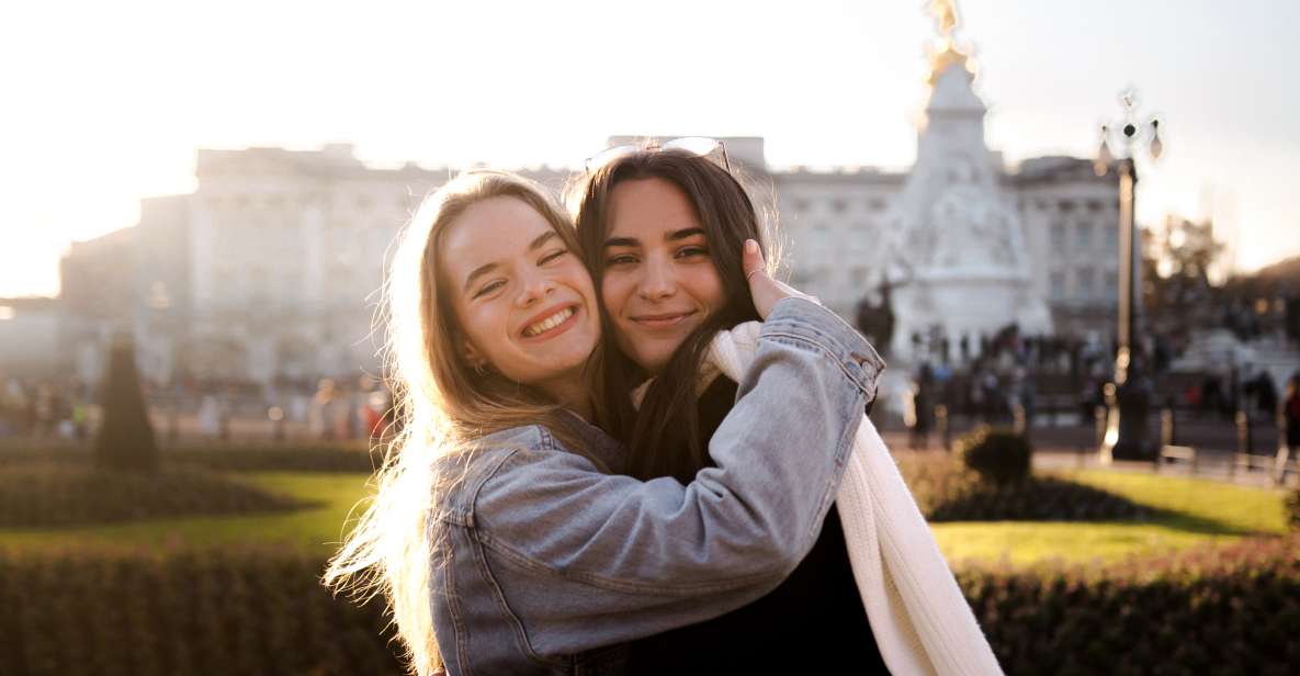 London: Professional Photoshoot Outside Buckingham Palace (Premium)