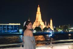 Bangkok: Professional photoshoot at The Chao Phraya River with Wat Arun view (Temple of Dawn) (Standard)