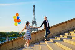 Paris: Private Balloons Photoshoot at the Eiffel Tower (Standard)