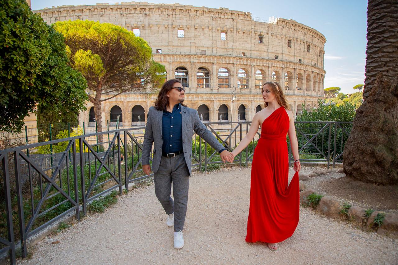 Rome: Professional photoshoot at the Colosseum (Premium)