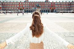 Madrid: Professional photoshoot at Plaza Mayor (Standard)