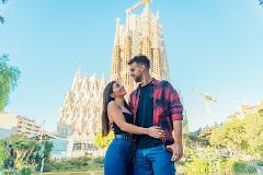 Barcelona: Professional photoshoot outside Sagrada Familia (Premium)