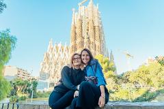 Barcelona: Professional photoshoot outside Sagrada Familia (VIP)