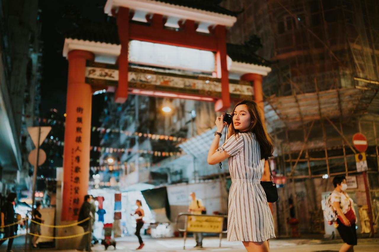 Hong Kong: Private Night Photoshoot at Temple Street Night Market (Premium)