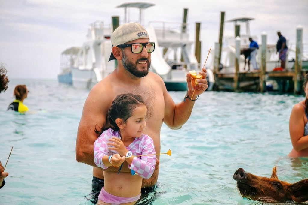 THE ORIGINAL SWIMMING PIGS OF ROSE ISLAND & BEACH DAY - GROUP TOUR 