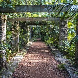 BOTANICAL GARDENS & FORT MONTAGUE - GROUP TOUR 
