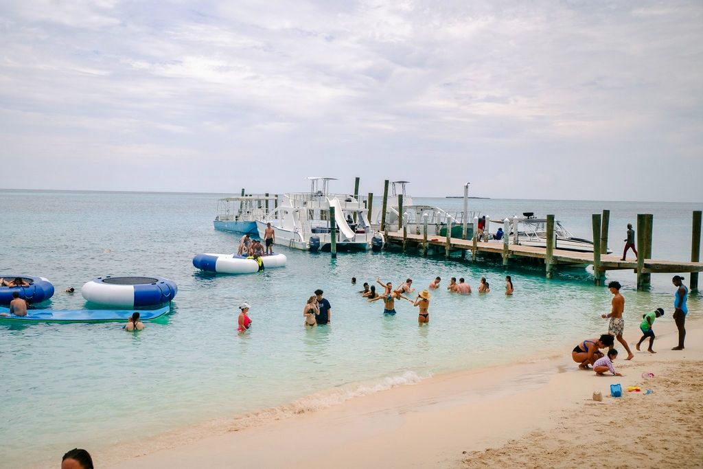 THE ORIGINAL SWIMMING PIGS OF ROSE ISLAND & BEACH DAY - GROUP TOUR 