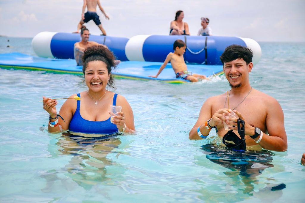 THE ORIGINAL SWIMMING PIGS OF ROSE ISLAND & BEACH DAY - GROUP TOUR 
