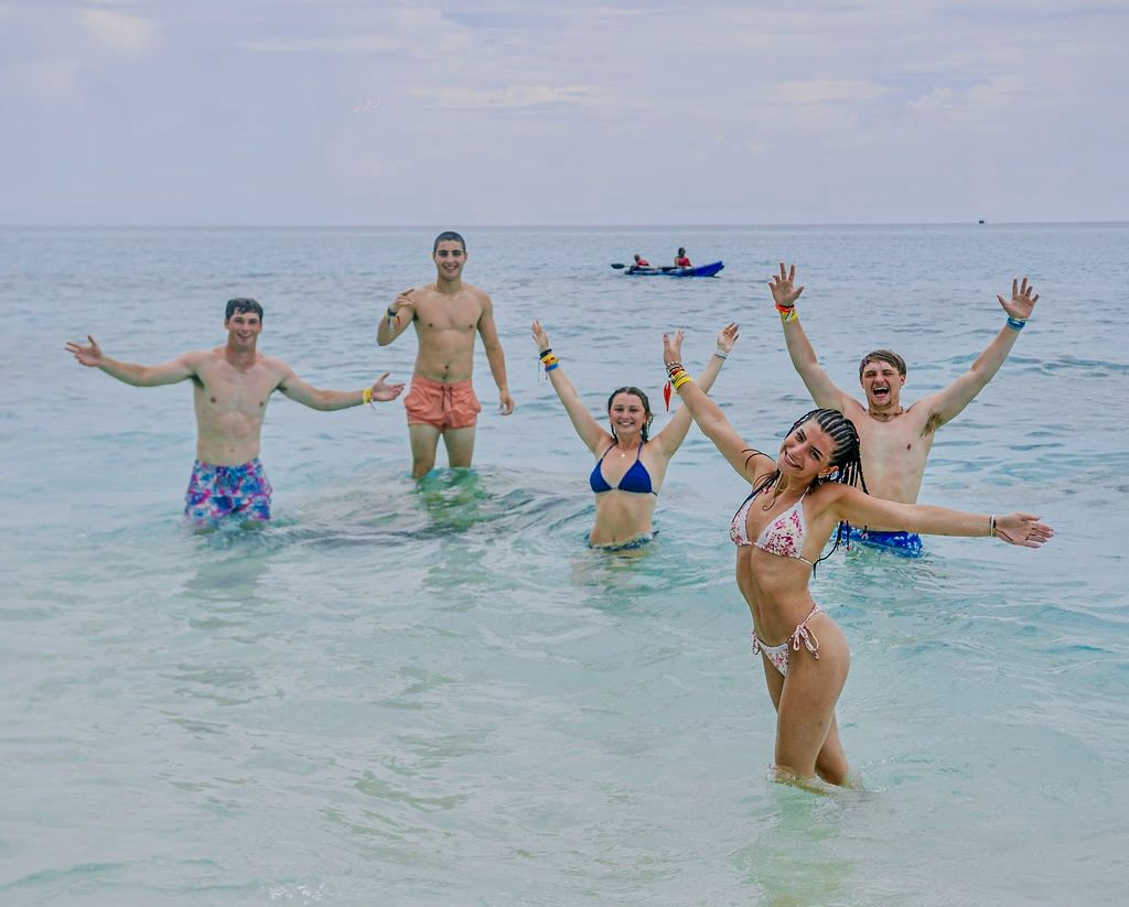 THE ORIGINAL SWIMMING PIGS OF ROSE ISLAND & BEACH DAY - GROUP TOUR 