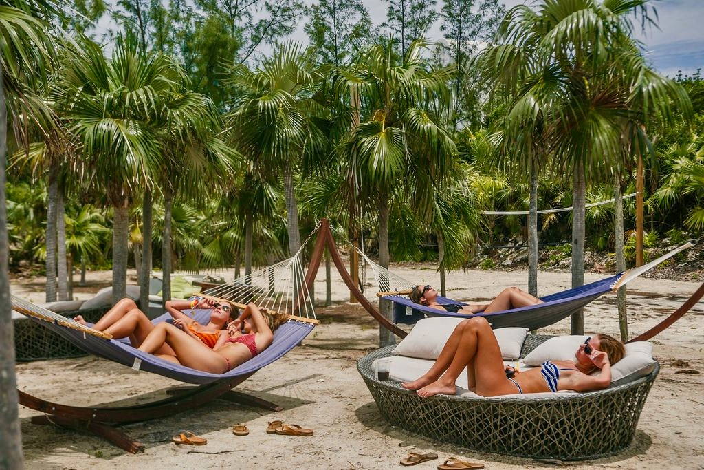 THE ORIGINAL SWIMMING PIGS OF ROSE ISLAND & BEACH DAY - GROUP TOUR 