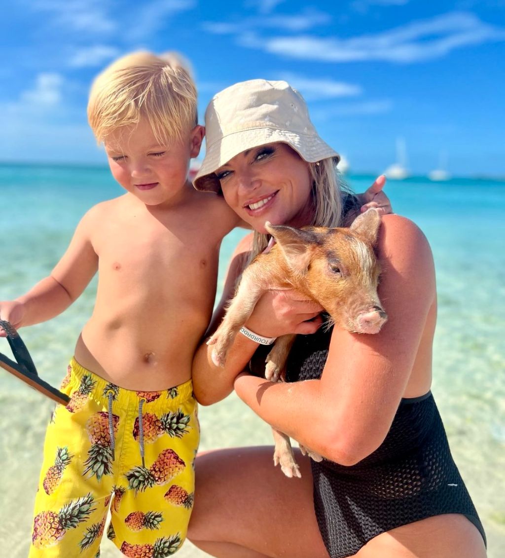 PINK SAND & SWIMMING PIGS HARBOUR ISLAND GROUP TOUR 