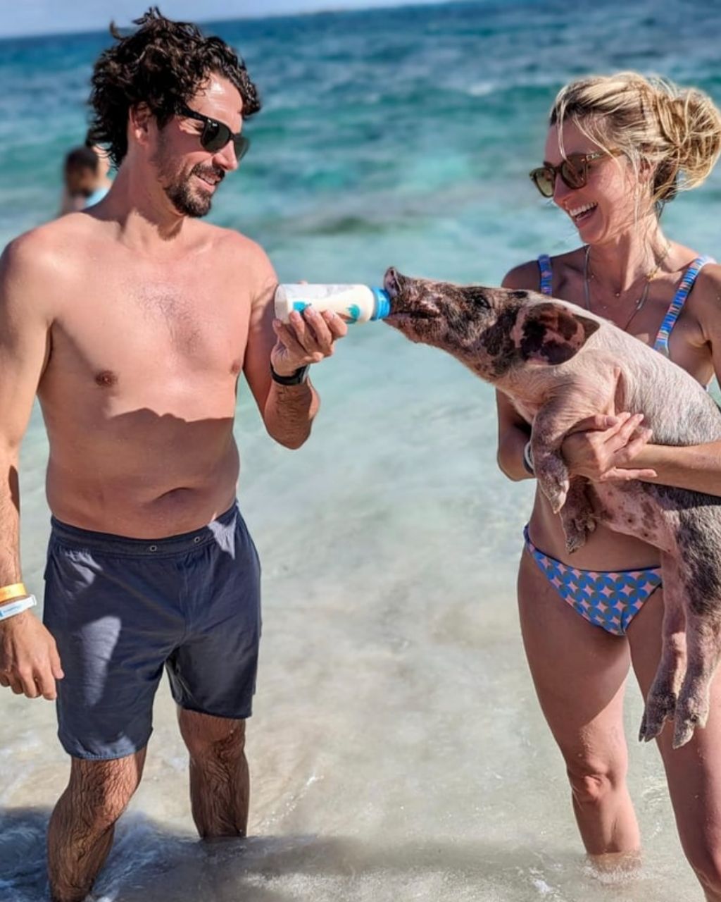 ROSE ISLAND SWIMMING PIGS & BEACH SNORKELING EXPERIENCE - GROUP TOUR