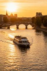 Paris at Sunset: Seine Cruise & Arc de Triomphe Rooftop