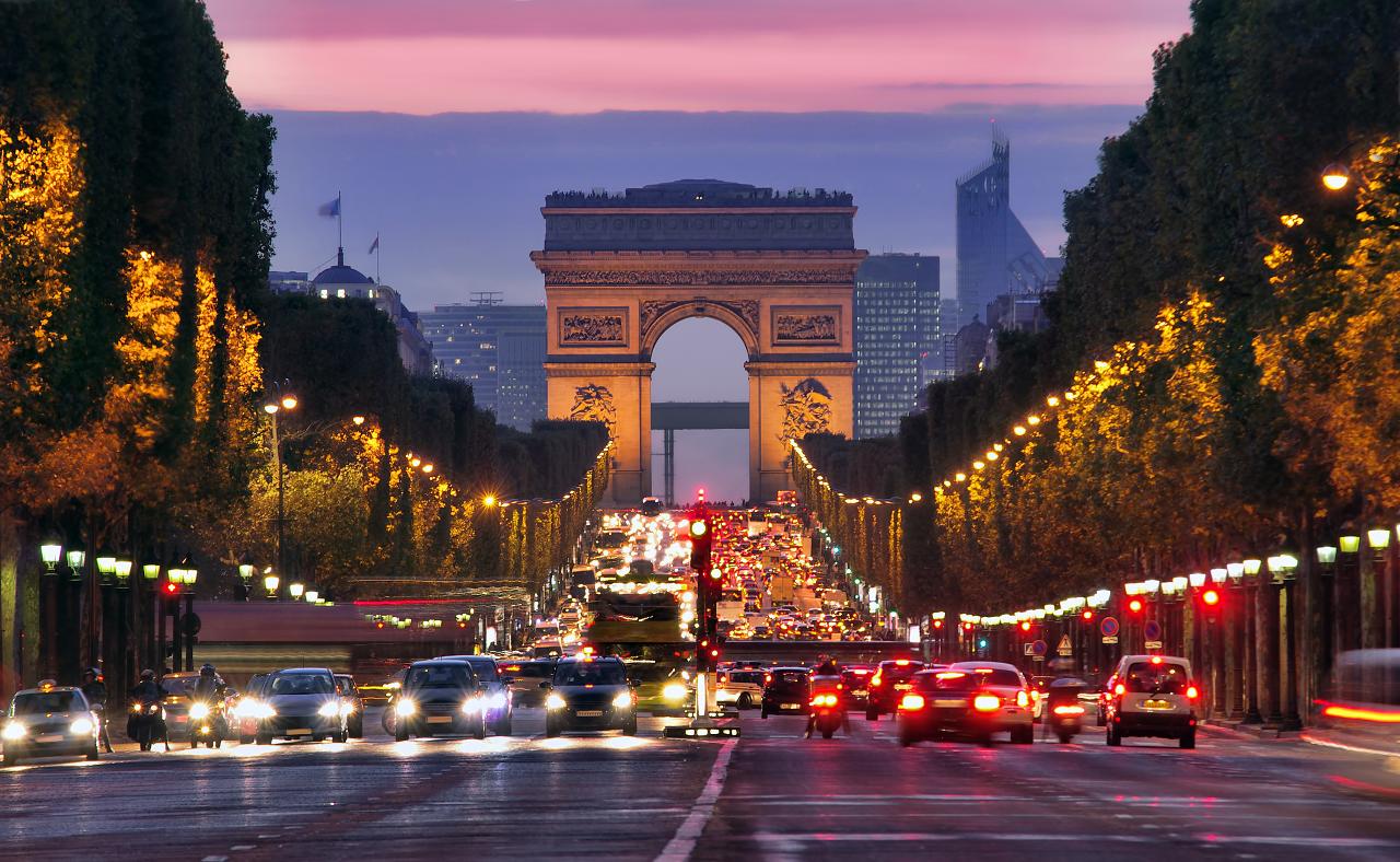 Paris Essentials: 10+ Sights, Montmartre, Arc de Triomphe & more (Private Tour)