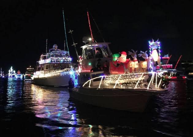 CHRISTMAS BOAT PARADE - RUNAWAY BAY  CHRISTMAS LIGHTS & SUNSET PICNIC CRUISE - FAMILY CRUISE