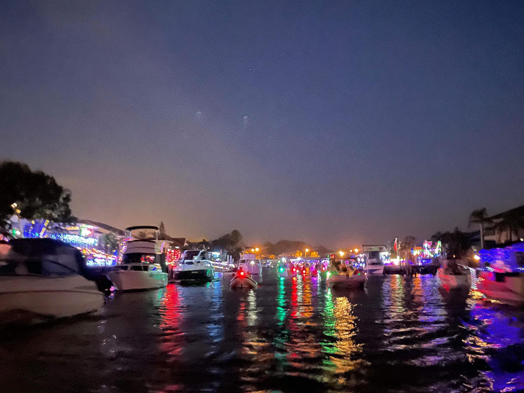 CHRISTMAS BOAT PARADE - RUNAWAY BAY  CHRISTMAS LIGHTS & SUNSET PICNIC CRUISE - FAMILY CRUISE