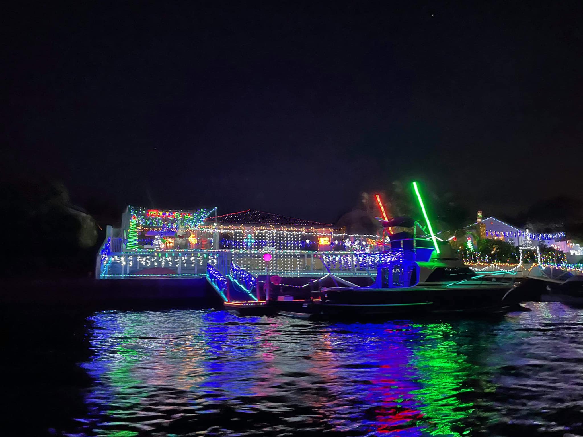 CHRISTMAS BOAT PARADE - RUNAWAY BAY  CHRISTMAS LIGHTS & SUNSET PICNIC CRUISE - FAMILY CRUISE