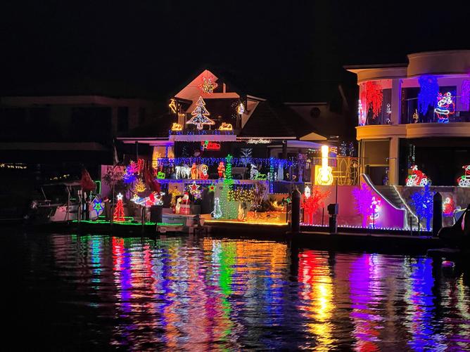 CHRISTMAS BOAT PARADE - RUNAWAY BAY  CHRISTMAS LIGHTS & SUNSET PICNIC CRUISE - FAMILY CRUISE
