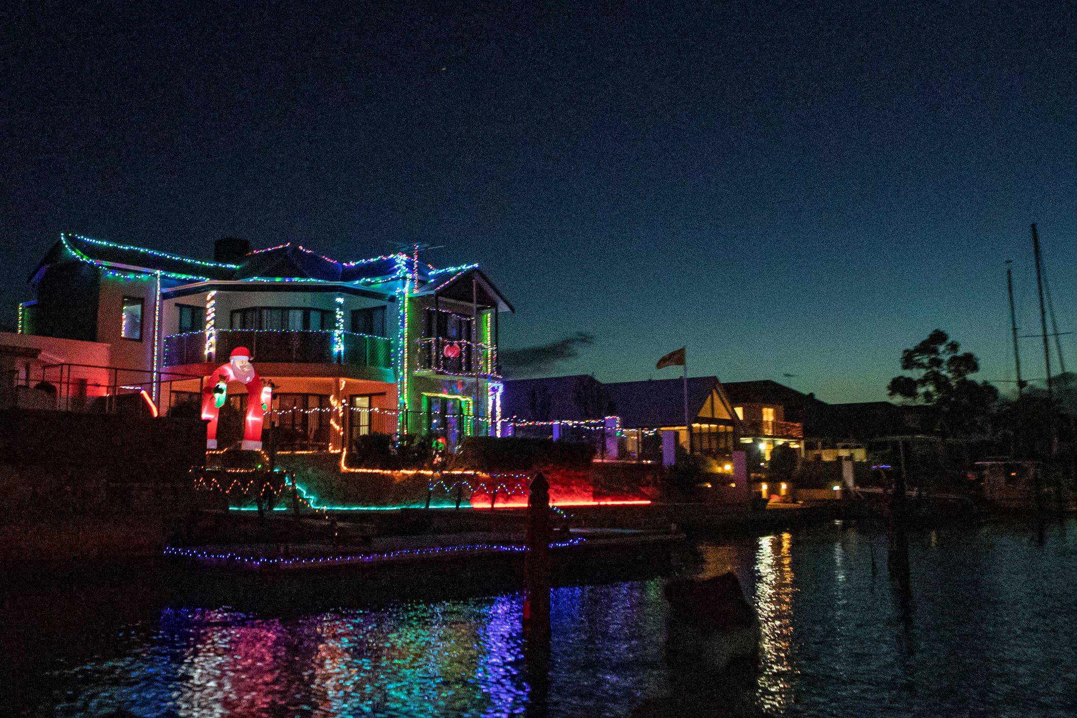 CHRISTMAS BOAT PARADE - RUNAWAY BAY  CHRISTMAS LIGHTS & SUNSET PICNIC CRUISE - FAMILY CRUISE