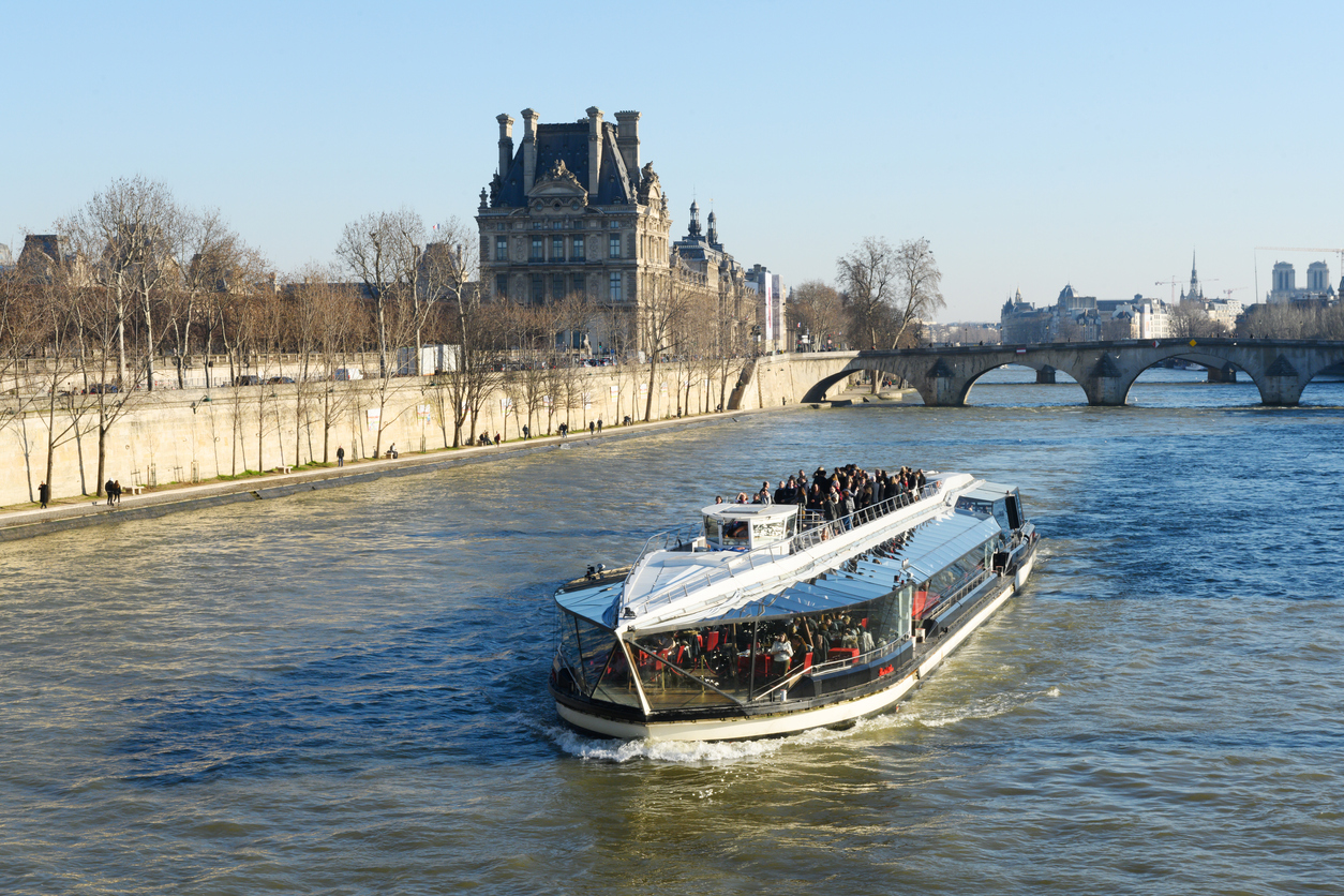 Paris Seine River Dinner Cruise with Live Music by Bateaux Mouches