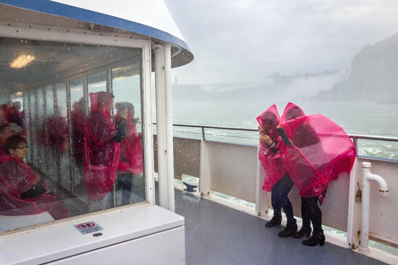 Guided Walking Tour with Maid of the Mist and Cave of the Winds 