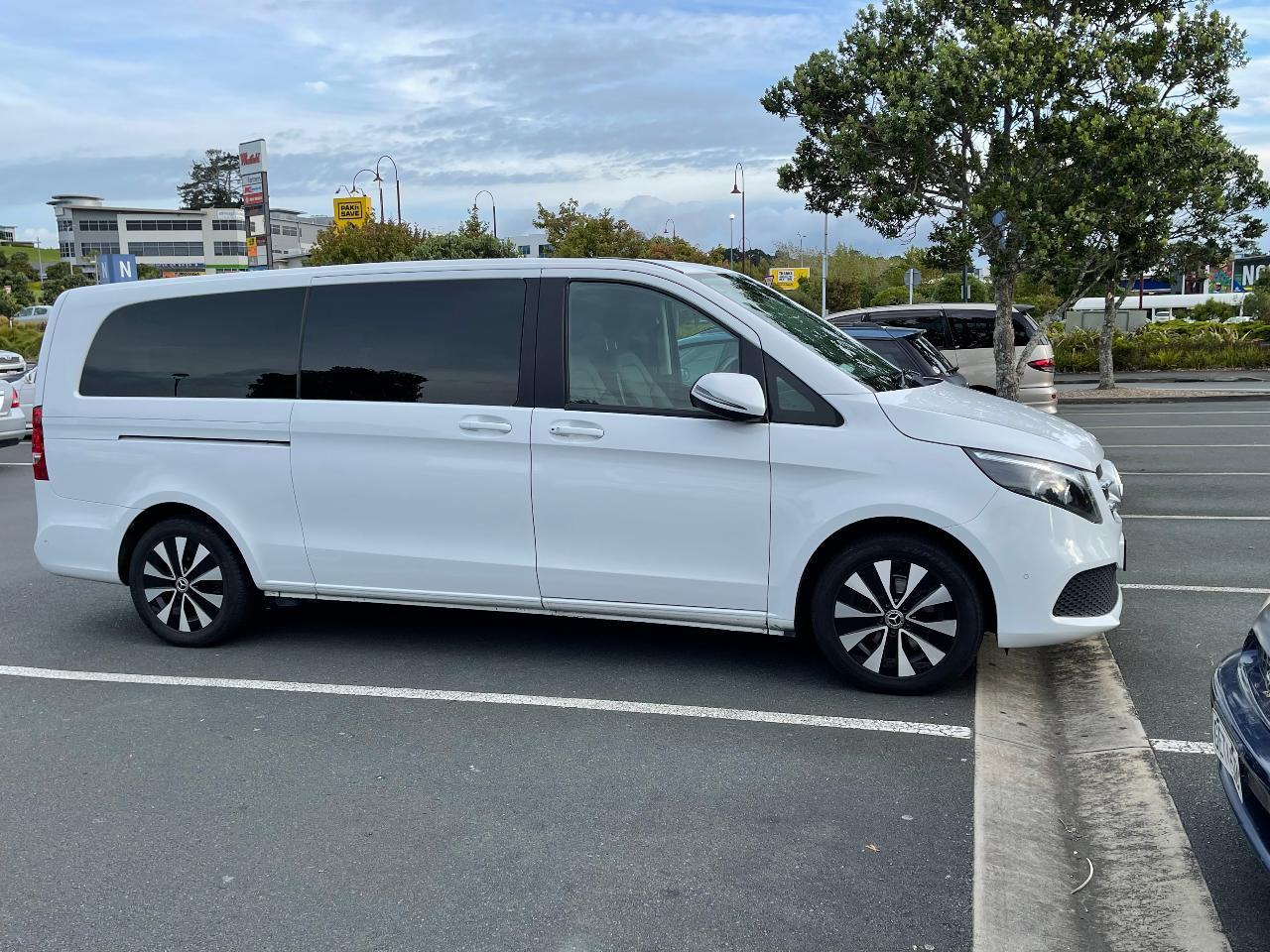 Auckland Transfers Airport / City - Luxury Mercedes Benz  - 6 Pax Van 