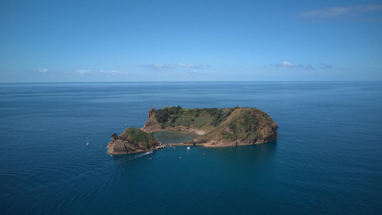 Vila Franca Islet Sightseeing: Premium Intimate Boat Tour