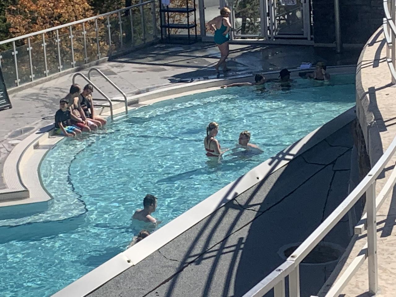 Minivan Airport Shuttle Calgary to Banff Tiketi Reservations