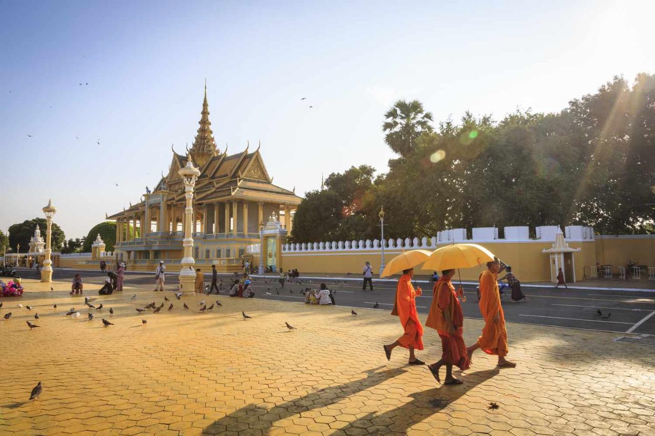 Explore Phnompenh then cruise up the beautiful Tonle River to Siemreap 6 Days