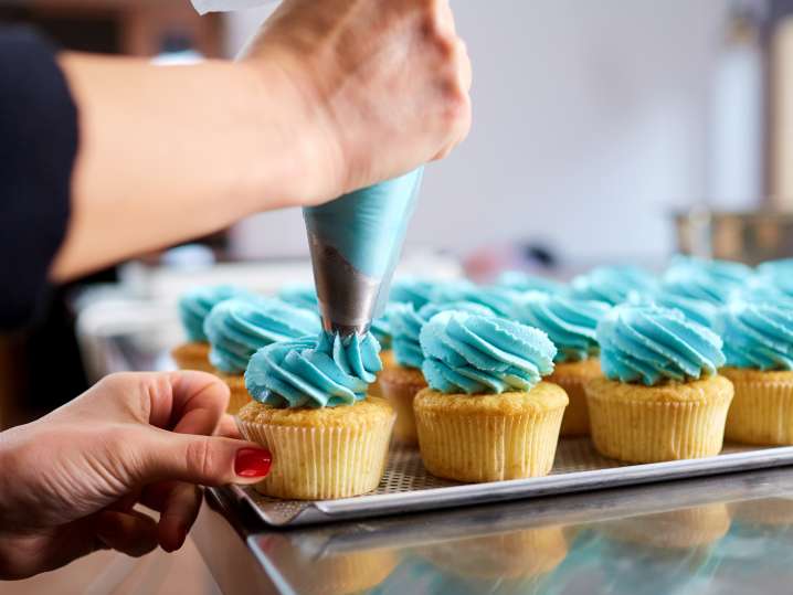 Make Bakery-Worthy Cupcake Decorations with Buttercream - Cooking Class by Classpop!&trade;