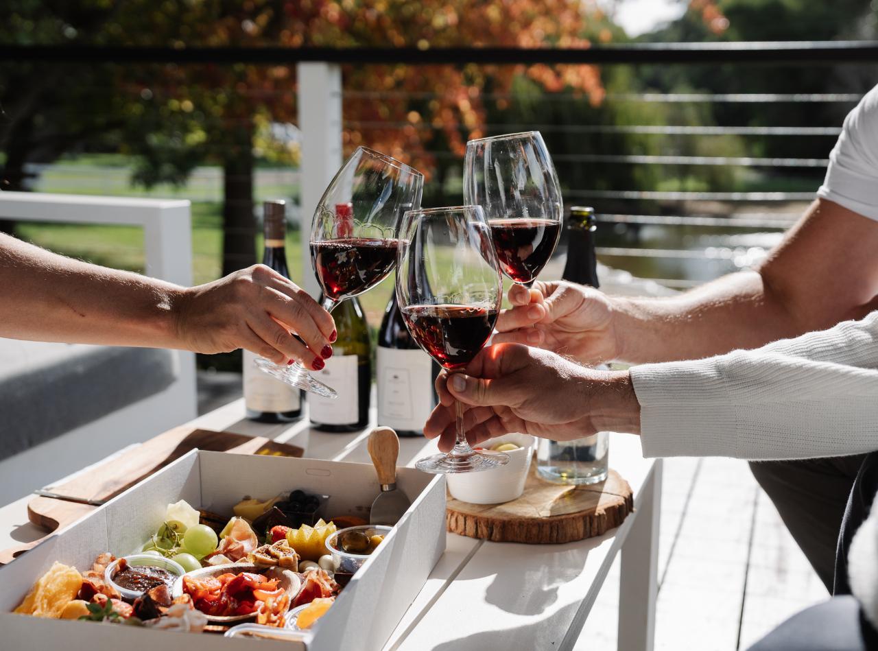 Gourmet Lunch Hamper for 4 - 6  + Sauvignon Blanc