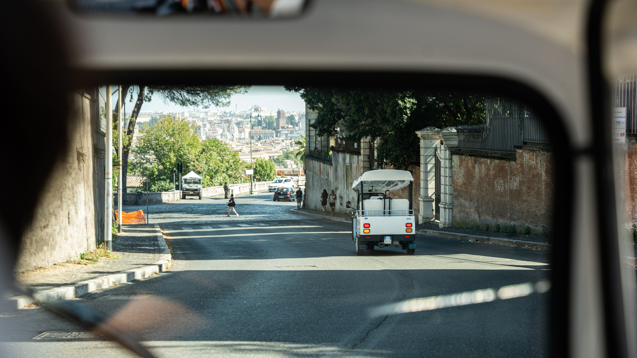 Rome highlights in electric tuk tuk with champagne
