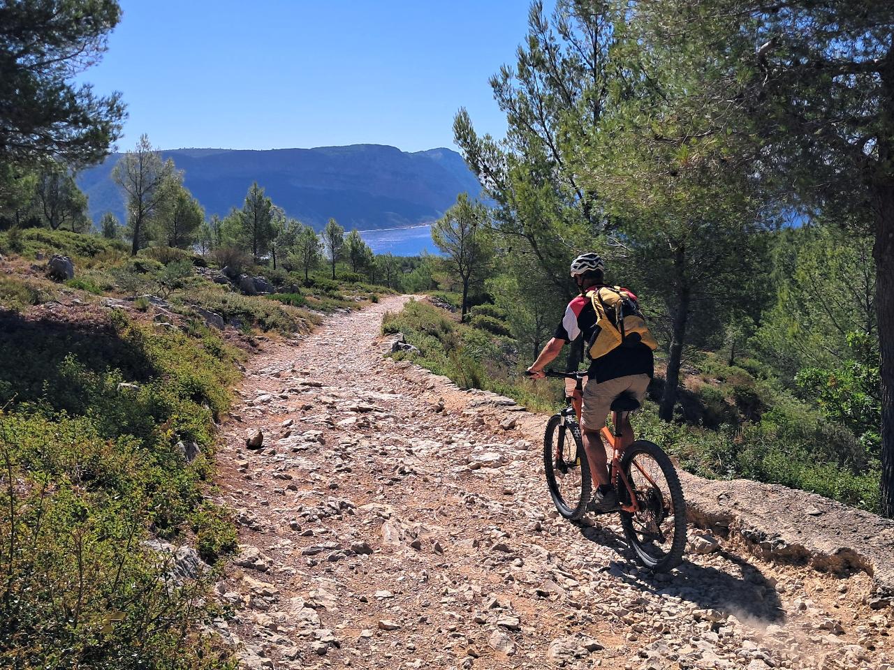 Tour VTT electrique "Les Calanques 2h" (niveau intermediaire) - E-mountain bike tour "Les 2 Calanques 2h" (average level)