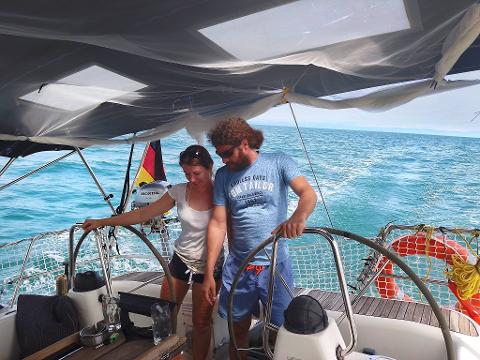 Wolfgang_und_Sarah_am_Steuer