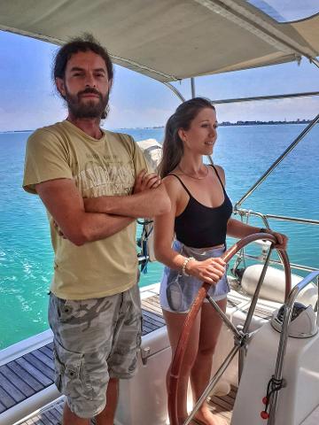 dc3d93e299ae44139f7f40f9ffdc3ccfWolfgang_und_Sarah_am_Steuer