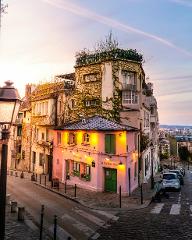 Montmartre - Sacré Coeur Walking Tour with local guide.