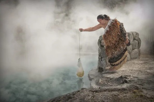 Auckland: Rotorua Te Puia & Maori Village Tour with Haka